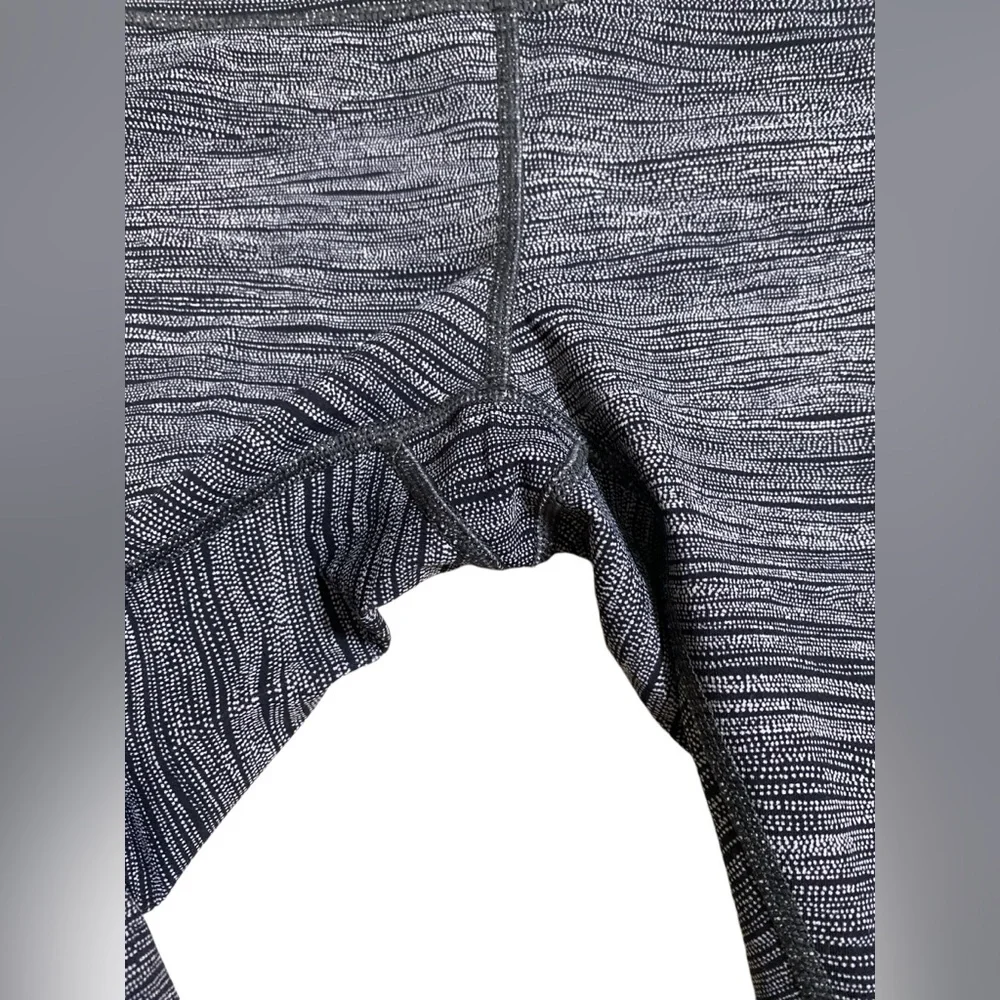 lululemon | size 6 Wunder Under Crop HR 21